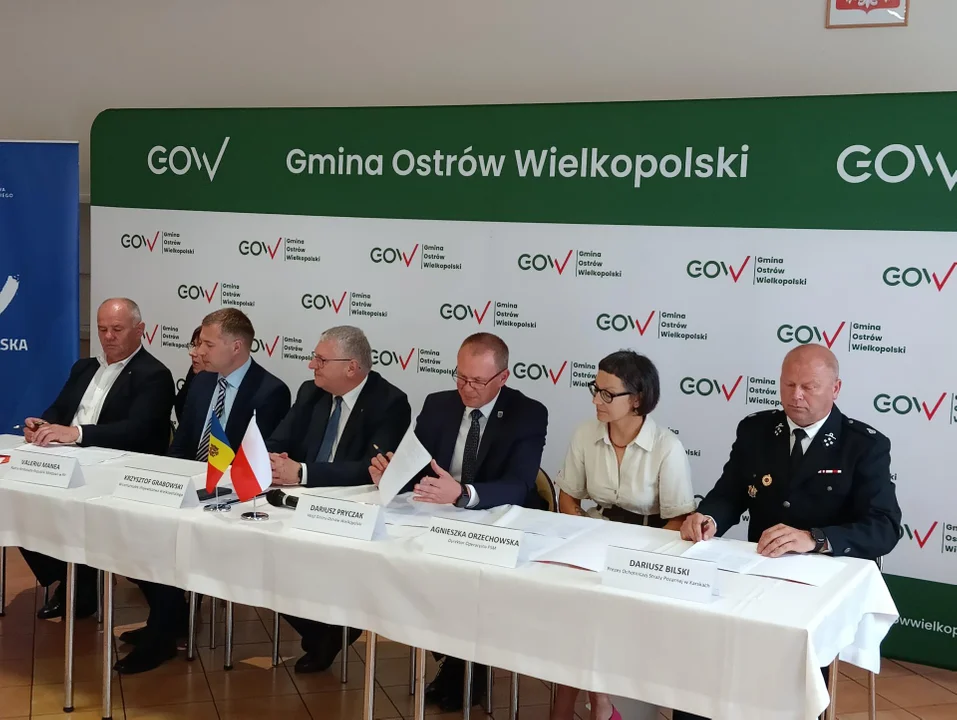 Przekazanie specjalnych samochodów pożarniczych z Gminy Ostrów Wlkp. do Mołdawii