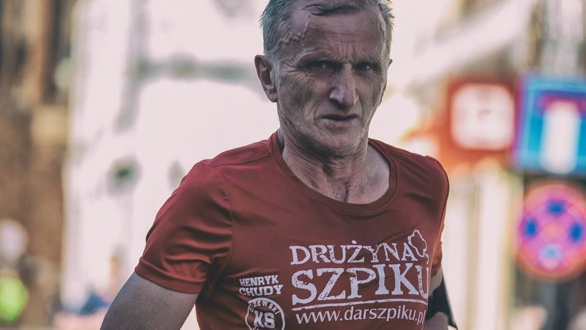 67-letni Henryk Chudy biega maratony i ultramaratony. Kilka lat temu odniósł ciężką kontuzję - Zdjęcie główne