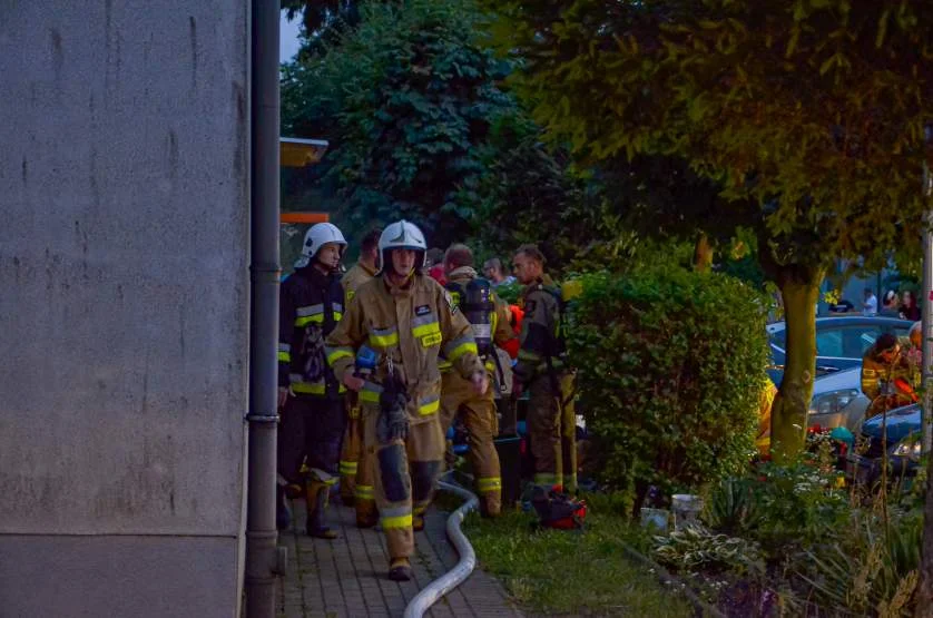 Nie żyje jeden mężczyzn poparzonych w wybuchu w piwnicy bloku w Jarocinie