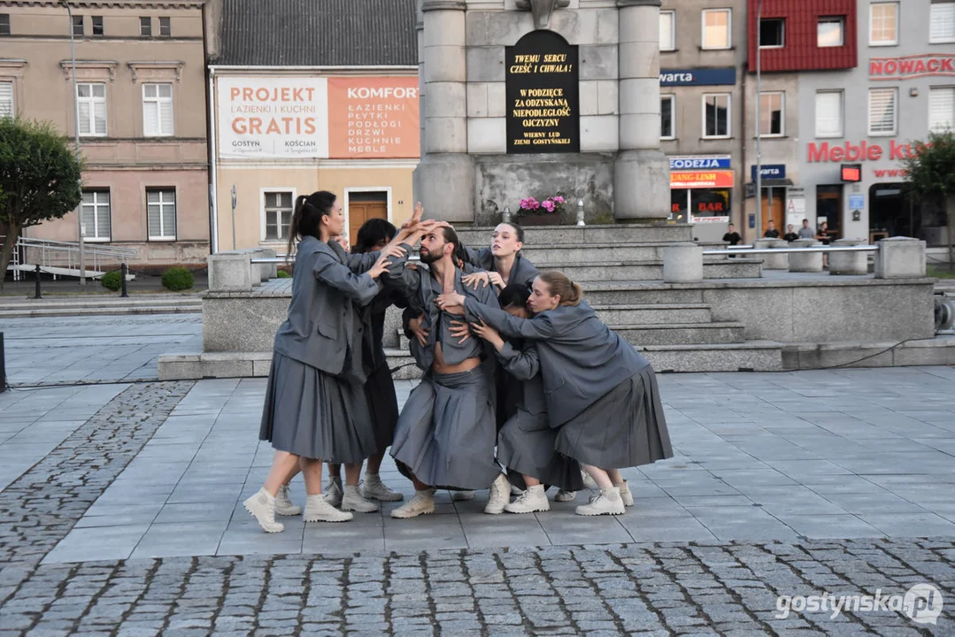 Spektakl teatralny na gostyńskim rynku