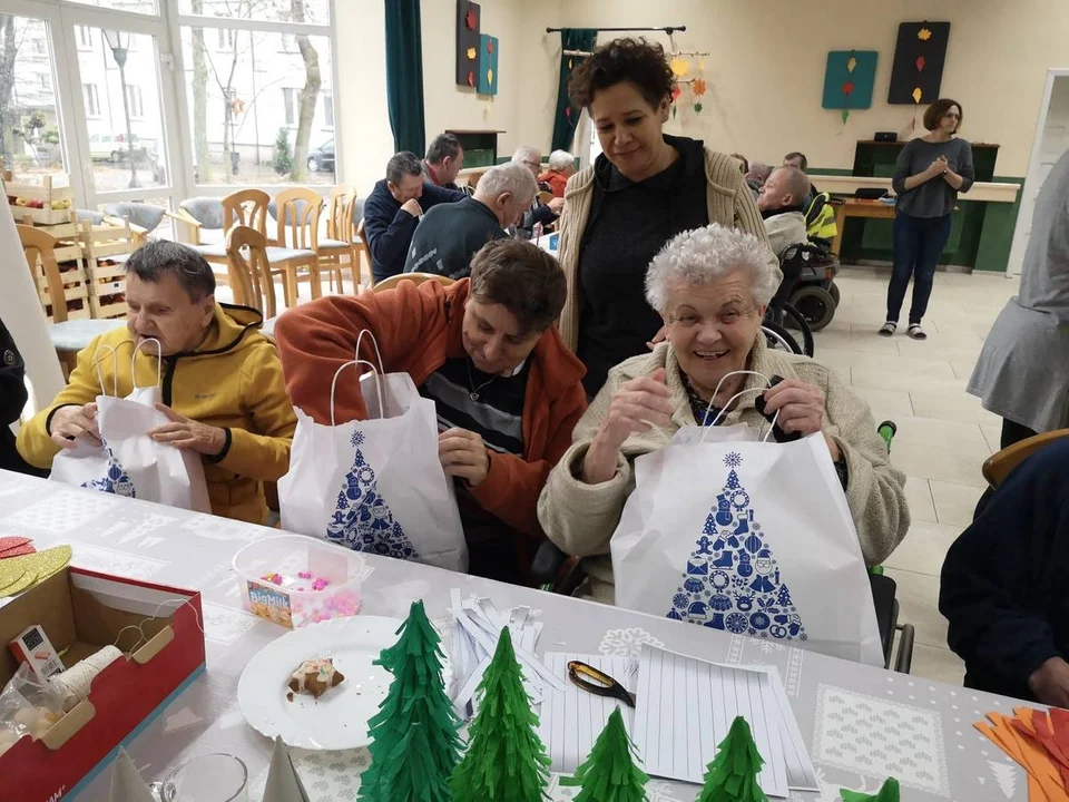 Mieszkańcy Domu Pomocy Społecznej w Chumiętkach otrzymali na Mikołajki paczki od Fundacji Biedronki