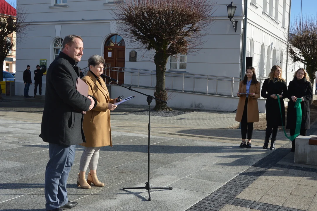 Otwarcie rynku w Jutrosinie z udziałem przedstawicieli samorządów, wojewody i parlamentu