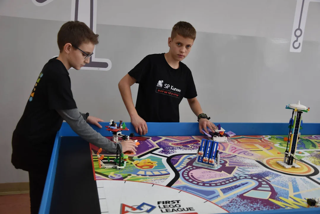 LEGOmaniacy - drużyna ze Szkoły Podstawowej w Kunowie z nagrodami z regionalnego oraz ogólnopolskiego turnieju FIRST LEGO LEAGUE