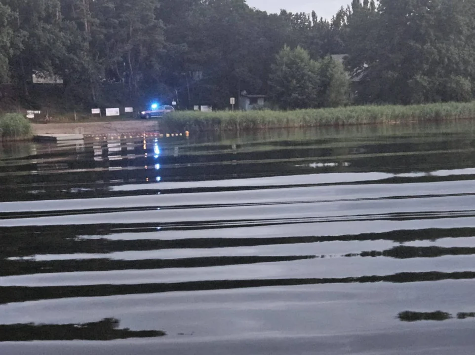 Jezioro w Cichowie. Intensywne poszukiwania młodych ludzi, którzy wypadli z kajaka