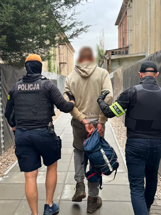 Policjanci zatrzymali dwóch podejrzanych o napaść w poznańskim tramwaju