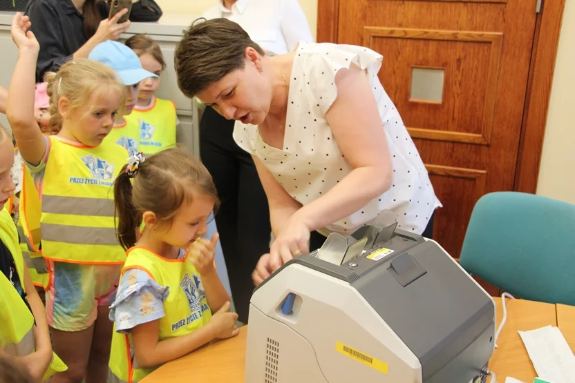 Przedszkolaki z Bajki odwiedzili Bank Spółdzielczy w Pleszewie