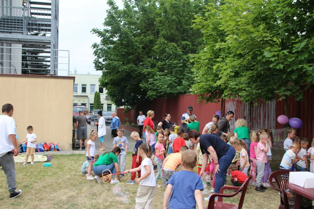 Przedszkolaki integrowały się z seniorami. Festyn na ulicy Zacisznej w Jarocinie