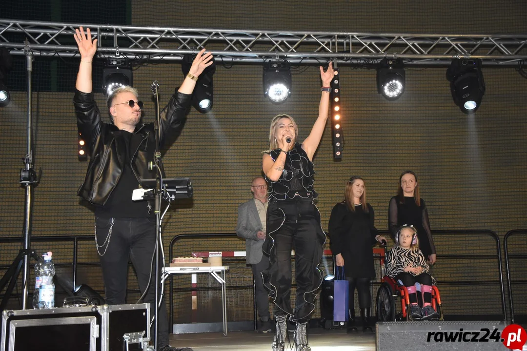 Piękni i Młodzi rozruszali publiczność dla małej Alicji. Koncert w Pakosławiu [ZDJĘCIA] - Zdjęcie główne