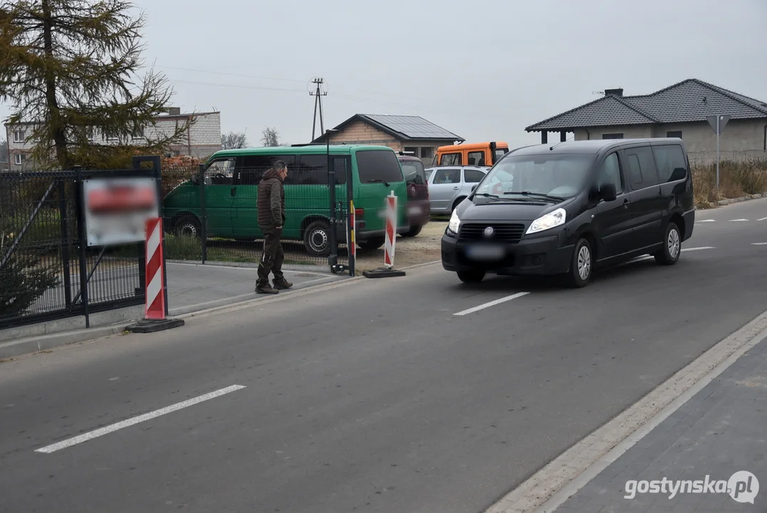 Zniszczony płoty przy ul. Polnej w Krobi