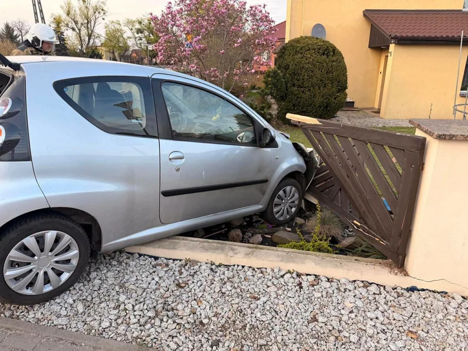 Pijaną parę złapano po rozbiciu Citroëna na ogrodzeniu. Kto był za kółkiem?
