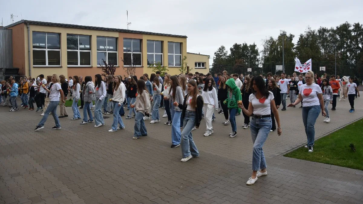 Akcja "Czytamy z Sercem" w Szkole Podstawowej w Krobi. Nauczyciele i uczniowie zatańczyli taniec Jerusalema - Zdjęcie główne