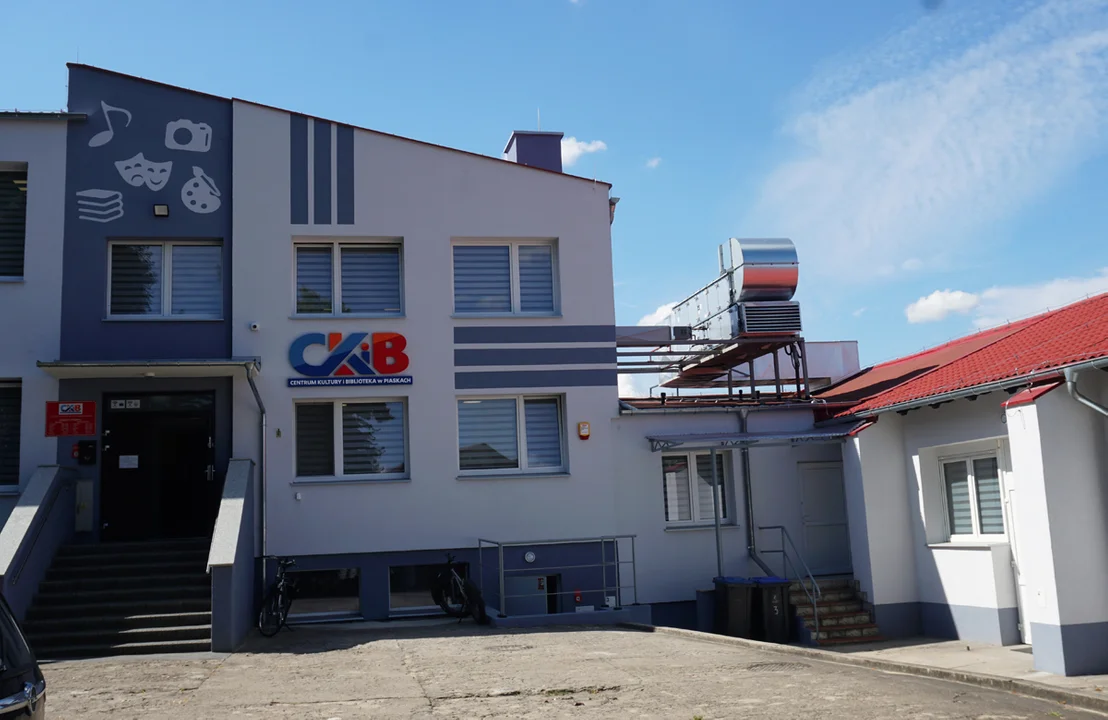 Termomodernizacja Centrum Kultury i Biblioteki w Piaskach dobiegła końca. "Jest się czym chwalić" - Zdjęcie główne