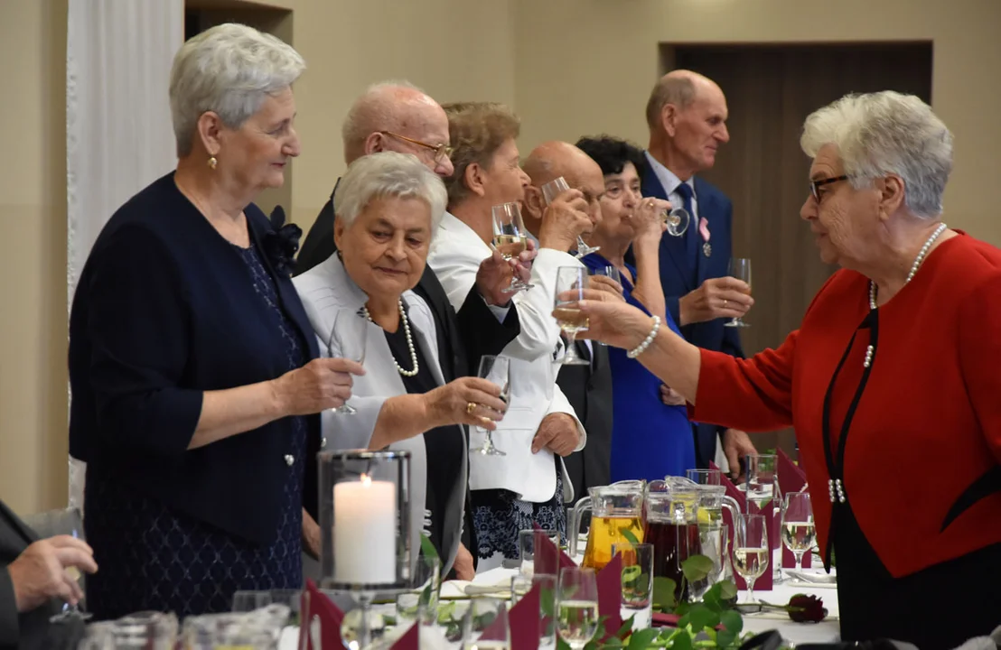 Zdali ten najtrudniejszy egzamin. W Borku Wlkp. jubileuszowe pary małżeńskie otrzymały medale i listy gratulacyjne - Zdjęcie główne