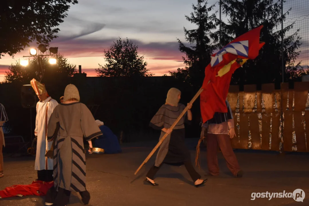 Plenerowy teatr w Piaskach. Niezapomniane przeżycia przy „Zapomnianej historii”, udana zabawa w „Polowanie na motyle”