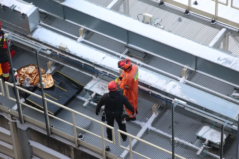 Ćwiczenia z ratownictwa wysokościowego na elewatorze zbożowym w Pleszewie