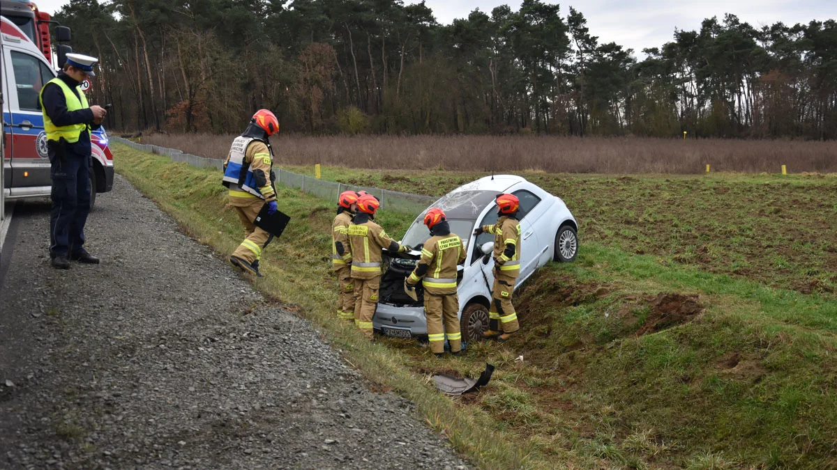 Wypadek na obwodnicy DW434 - fiat wpadł do rowu