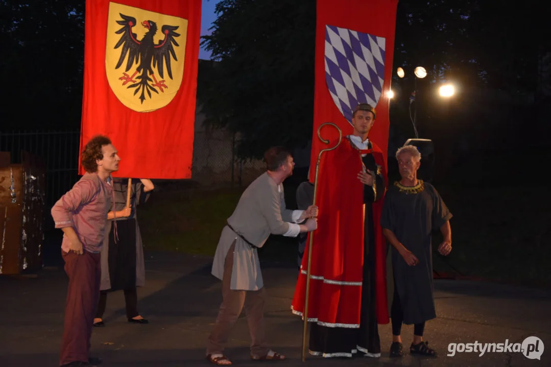 Plenerowy teatr w Piaskach. Niezapomniane przeżycia przy „Zapomnianej historii”, udana zabawa w „Polowanie na motyle”