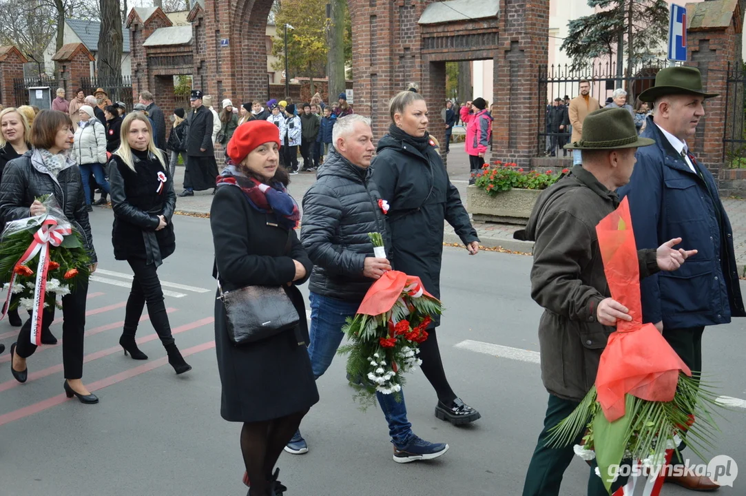 Przemarsz i uroczystości na cmentarzu w dniu 11 listopada w Krobi