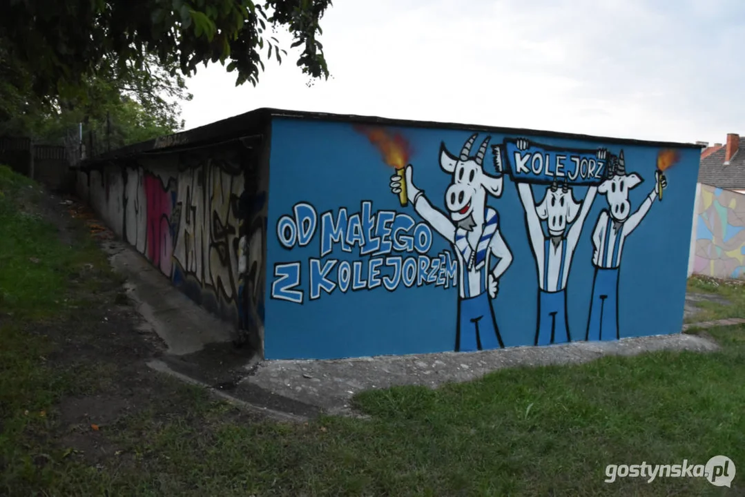 Kolejne grafy gostyńskich fanatyków „Kolejorza”. Murale ozdobiły garaże, a tym samym plac zabaw dla dzieci