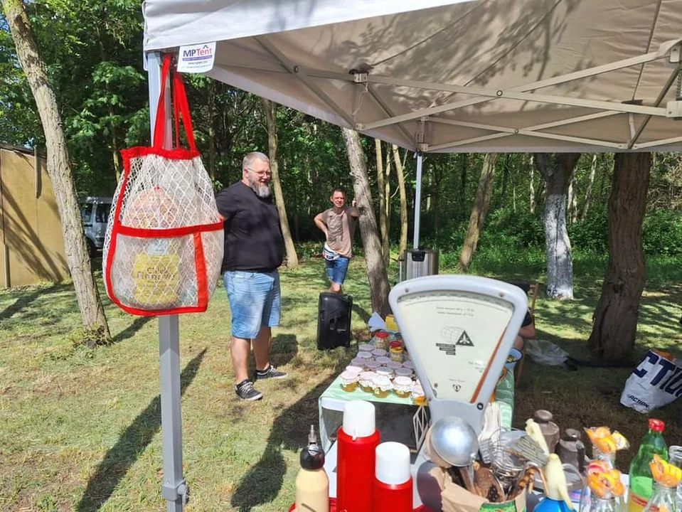 Weseli Ogrodnicy na drezynach. Piknik dla Fundacji Ogród Marzeń na stacji Brzostów Wlkp.