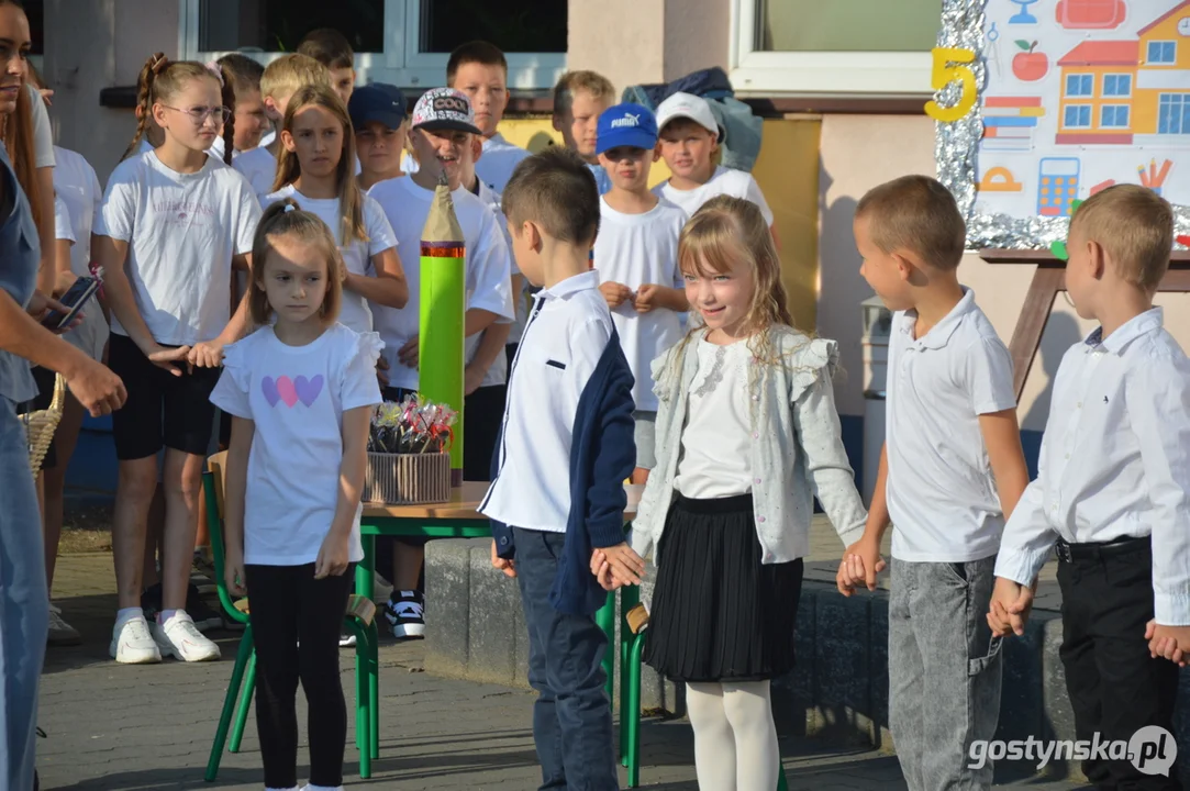 Rozpoczęcie roku szkolnego w szkole podstawowej nr 3 im. Przemysława II w Gostyniu