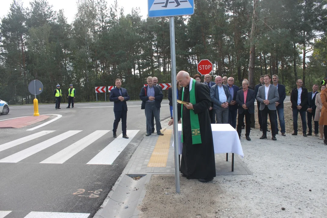 Minister Marlena Maląg otworzyła drogę Białobłoty-Orlina Duża. Towarzyszyli jej posłowie i samorządowcy