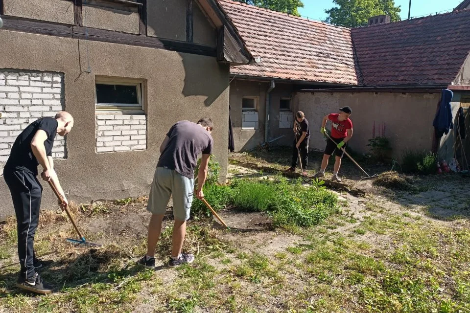 Krotoszyn - Koźmin Wlkp. Młodzież posprzątała teren przy szpitalu