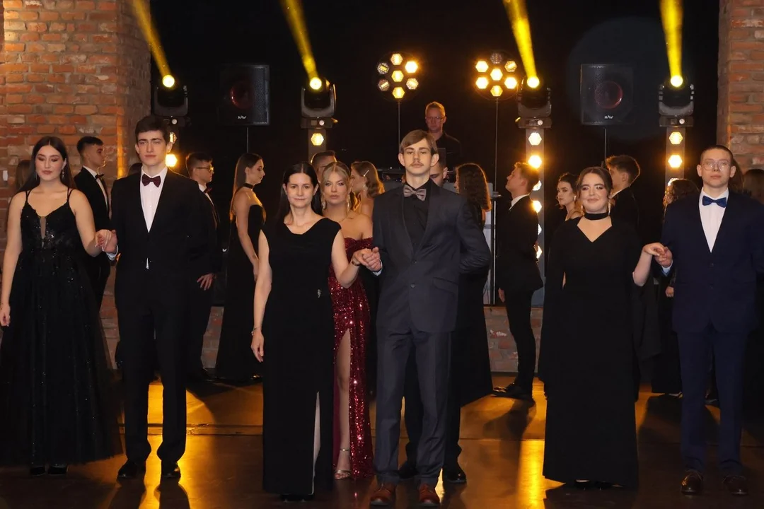 Maturzyści z NLO Pleszew bawili się na studniówce - Zdjęcie główne