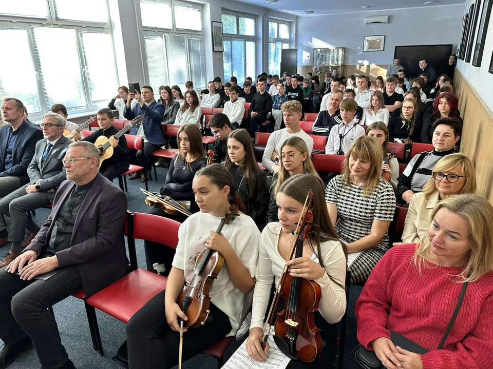 Wydarzenie w auli szkolnej organizowane jest głównie z myślą o uczniach klas pierwszych