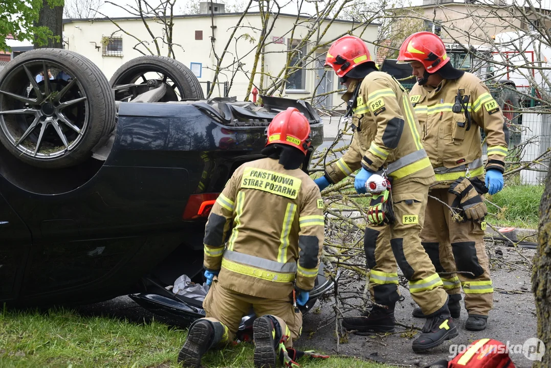 Zderzenie z drzewem na trasie Gostyń - Poniec