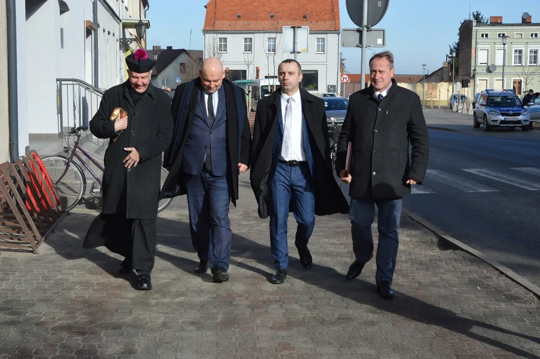 Otwarcie rynku w Jutrosinie z udziałem przedstawicieli samorządów, wojewody i parlamentu