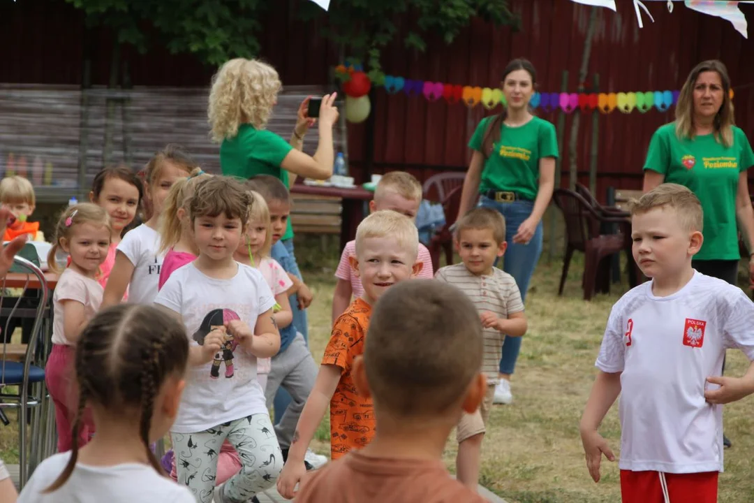 Przedszkolaki integrowały się z seniorami. Festyn na ulicy Zacisznej w Jarocinie