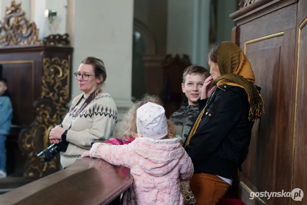 Ukraińskie rodziny na "święconce" w  Świętogórskiej Bazylice