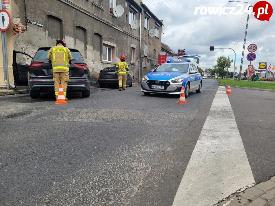 Zderzenie dwóch aut osobowych na skrzyżowaniu ul. Przyjemskiego i Rolniczej w Rawiczu