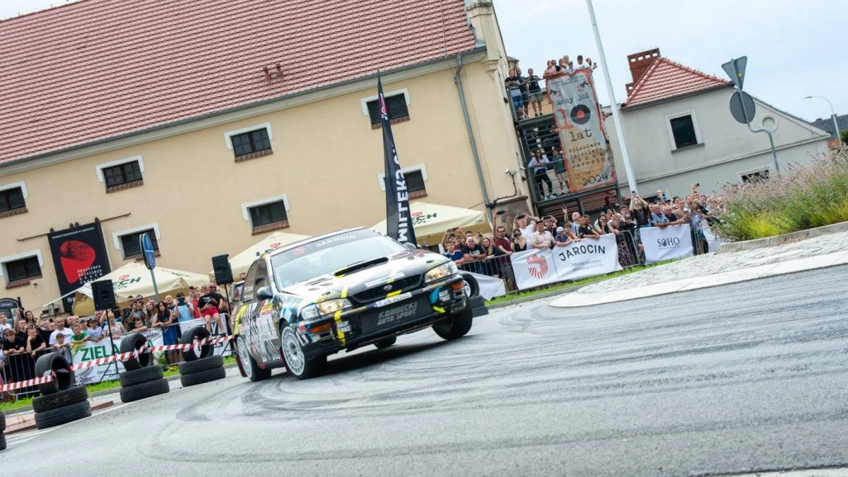 Tłumy na miejskim "superoesie" i emocje podczas drugiej edycji Rally and Race Rajdu Jarocińskiego [ZDJĘCIA] - Zdjęcie główne