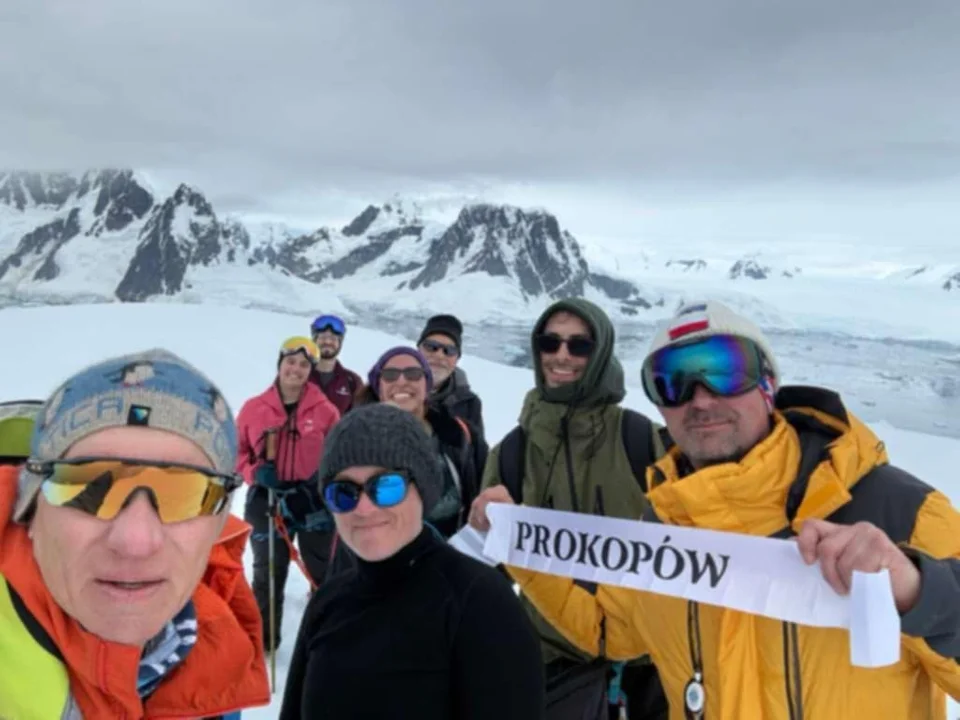 Meldunek z Antarktydy. Trwa ekspedycja polarna, w której uczestniczy Adam Włodarczyk - Zdjęcie główne