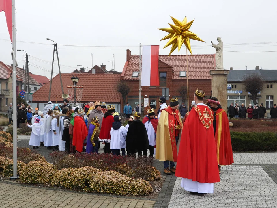 Orszak Trzech Króli i koncert kolęd w kościele w Piaskach Wlkp.