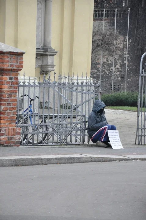 Samotny pod kościołem