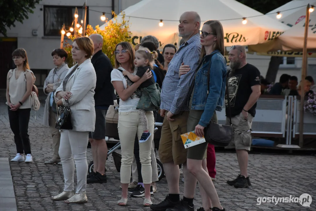 Spektakl teatralny na gostyńskim rynku