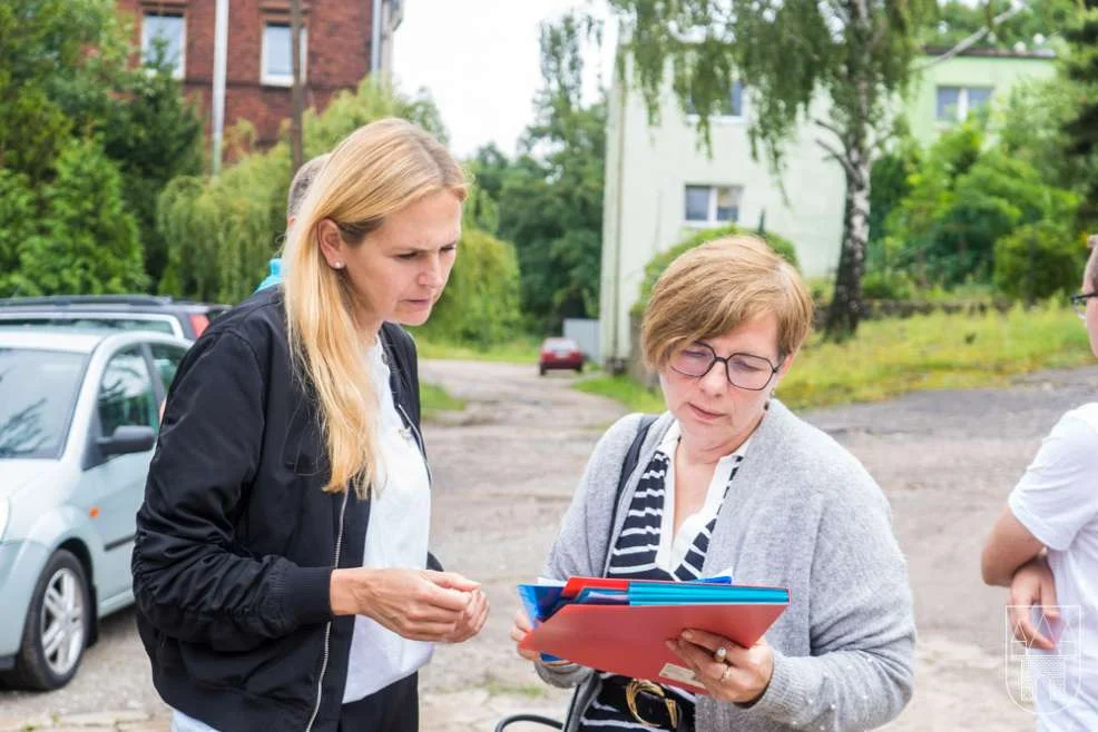 Burmistrz Jarocina odwiedziła mieszkania socjalne w Wilczyńcu i na Parowozowni