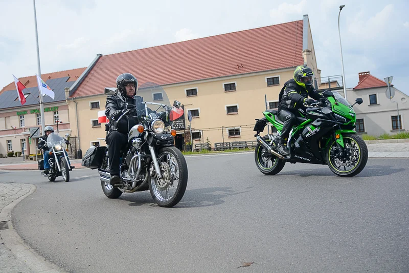 Wystawa zabytkowych pojazdów w Jarocinie z okazji Święta Flagi