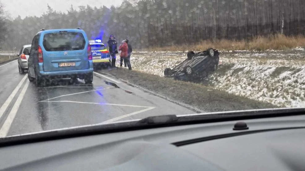 Auto osobowe wypadło z drogi i dachowało w Brzostowie w okolicy torów kolejowych [AKTUALIZACJA, ZDJĘCIA] - Zdjęcie główne