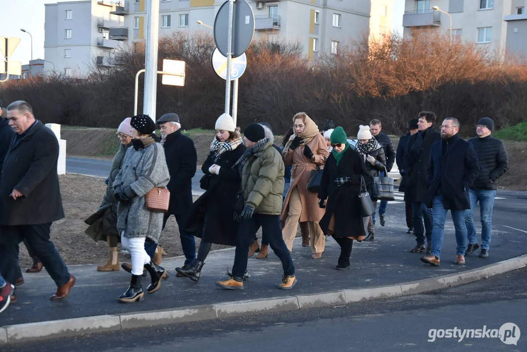 Otwarcie nowej drogi w Gostyniu - spacer samorządowców i mieszkańców