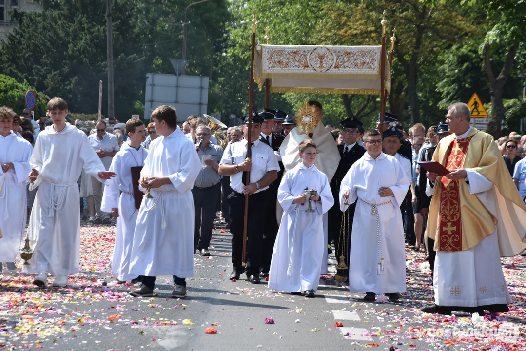 Gostyń - Boże Ciało 2023 - procesja ulicami miasta