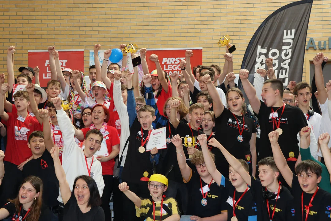 LEGOmaniacy - drużyna ze Szkoły Podstawowej w Kunowie z nagrodami z regionalnego oraz ogólnopolskiego turnieju FIRST LEGO LEAGUE