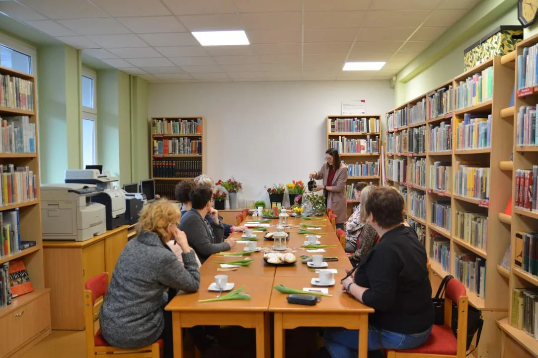 Tulipanowy Dzień Kobiet w nowomiejskiej biblitoece