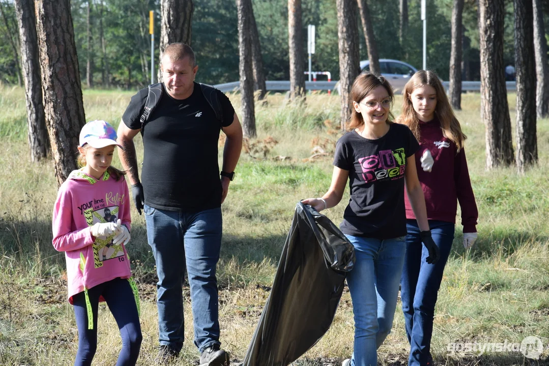 Akcja "Czysty las, czysta gmina - sprzątamy razem" w Piaskach