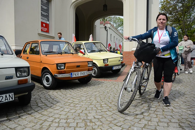 Wystawa zabytkowych pojazdów w Jarocinie z okazji Święta Flagi