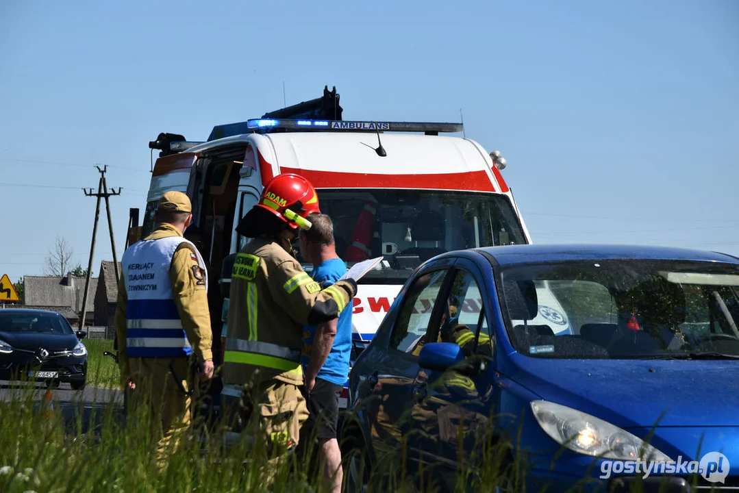 Kolizja na drodze powiatowej w Lipiu (gm. Piaski). Przewrócony samochód w polu