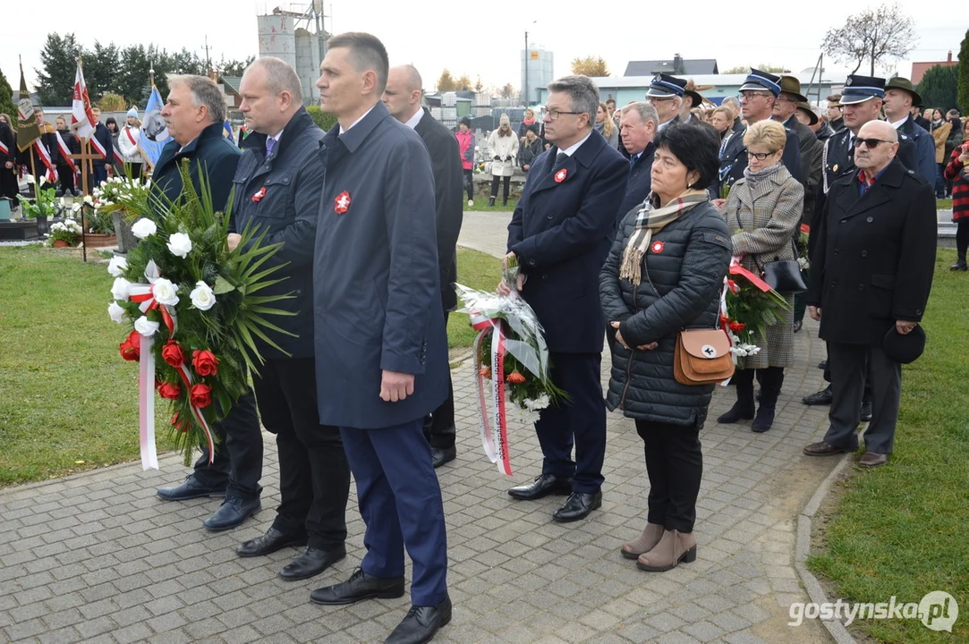 Przemarsz i uroczystości na cmentarzu w dniu 11 listopada w Krobi